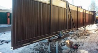 Фото процесса производства Откатные ворота на винтовых сваях